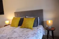 Modern villa, fast WiFi, A/C, pool in private backyard, ideal for fun and work