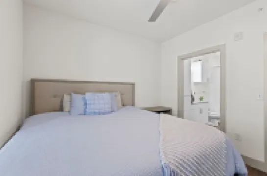 Modern 1-Bed, 1 Bath Apartment w/ King Bed, WiFi, 24-Hour Gym & Reserved Parking