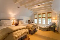 Truly unique stay riverfront cottages w/ pool, beach, gardens and vineyards Hotels in King George County