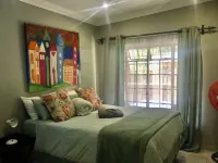 Walking distance to all Antique shops, Restaurants and popular attractions Hotel a Parys