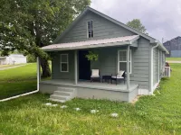 Charming 3-bedroom house with WiFi, AC just 2 miles from Dale Hallow lake Hotels in Clinton County