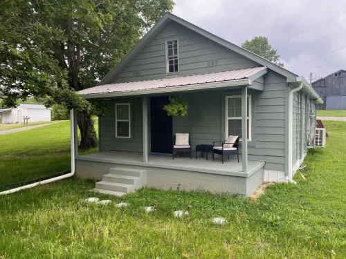 Charming 3-bedroom house with WiFi, AC just 2 miles from Dale Hallow lake