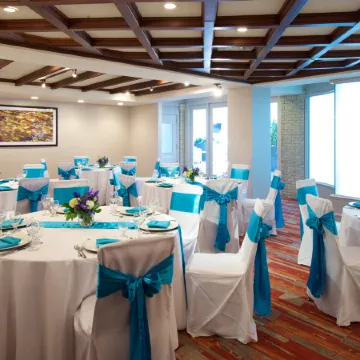 Embassy Suites by Hilton Colorado Springs Отели рядом с достопримечательностью «Парк Коттонвуд Крик»