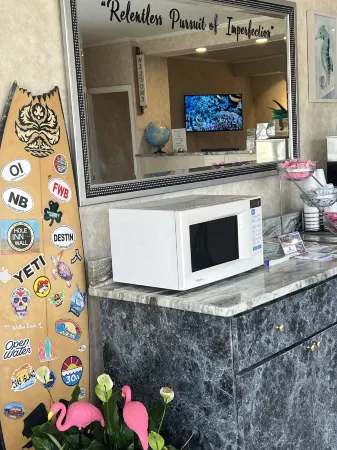 Hole Inn the Wall Hotel - Fort Walton Beach - Sunset Plaza - Nearby Beaches & Hurlburt