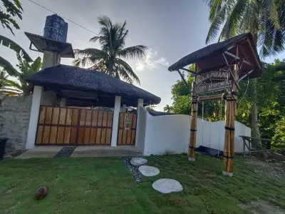 Affordable Private Cabin with access to spectacular 3rd story rooftop beach view Hotels in 