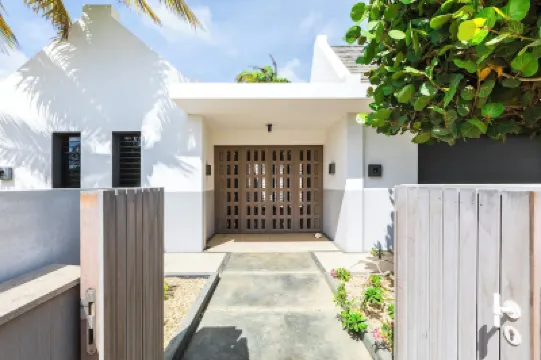 Luxe Oceanfront Beach Villa 72&Sunny Hotels in 