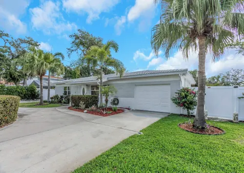 NEW! Tropical Paradise with Pool & Resort Style Backyard! 5 minutes to beach! Hotels in Bay Pines