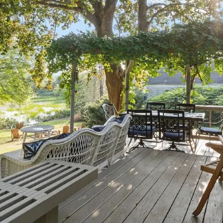 Charming Cottage on Freshwater Pond in Charlestown