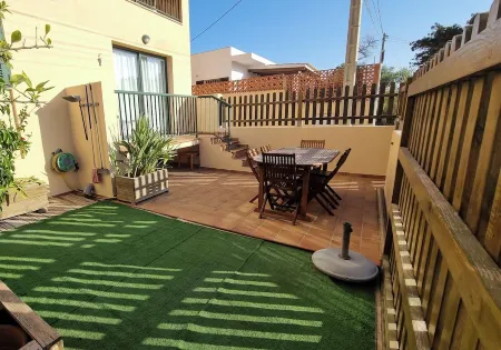 Quiet apartment with terrace near the sea Отели рядом с достопримечательностью «Форментера»