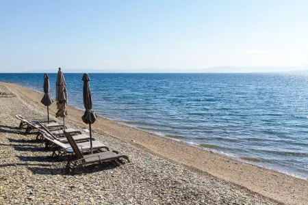 Beachfront, Stone-Built, Beautifully-Appointed, Spacious 5-bedroom Villa. Отели в г. Edipsos