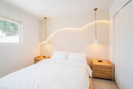 Boutique Pool House, Billiards, arcade, 14mi to Disneyland Отели рядом с достопримечательностью «Библиотека Роленд Хай Скул»