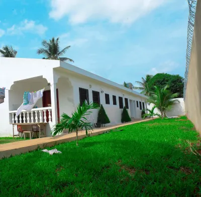 Le Miami - Bright, modern apartment with WIFI Hotels near Sara Business Center sarl