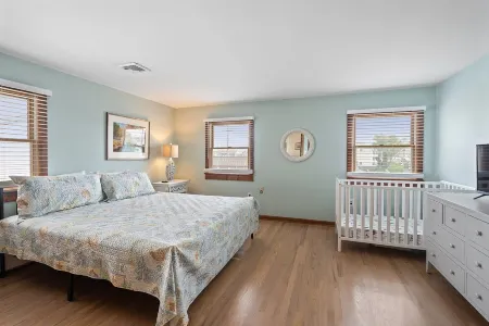 Cozy 4-bedroom house in Lavallette 12 houses from beach entrance