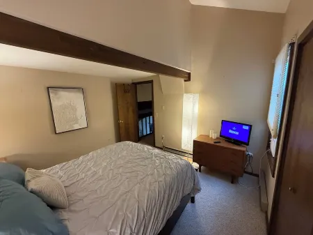 Charming 2BR condo at Greek Peak near Finger Lakes, Gutchess Sports complex Отели рядом с достопримечательностью «Greek Peak Mountain Resort»