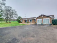 Deck & Pasture Views! Bealeton Farmhouse Escape Hotels in Fauquier County