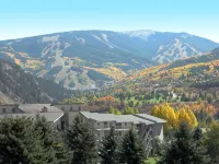 Remodeled 2BR + Den Condo w/ FREE WiFi, Parking, Heated Pool, Hot Tubs, Shuttles
