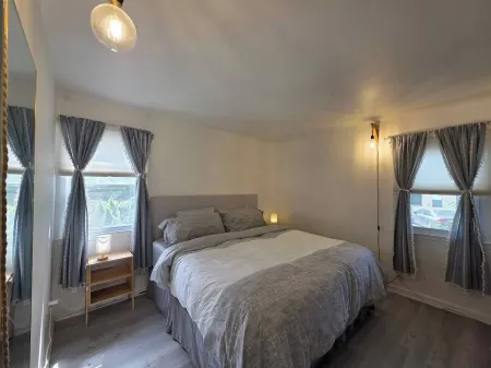 Quiet & Quaint 2 Bedroom 1 Bath with Yard Отели рядом с достопримечательностью «Форт Ли Хисторик Парк, Палисейдс Интерстейт Парк Коммишен»