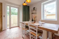 Gîte Avec Jacuzzi Chic & Cosy Entre Caen et les Plages du Débarquement Normandie Hotels in Biéville-Beuville