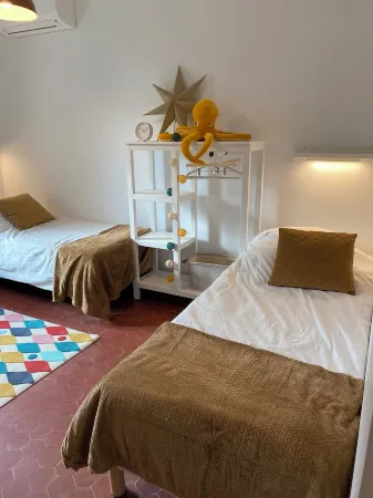 A FAMILY HOME IN PROVENCE: LA BONNE AVENTURE Отели в г. Сен-Митр-Ле-Рампар