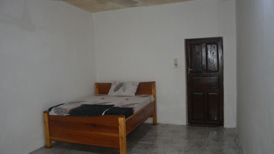 Family-sized apartment-5 mins walk to stone town