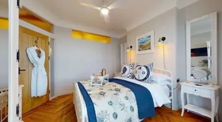 Ocean View Cottage - Mumbles Отели рядом с достопримечательностью «Заказник Мамблс Хилл Локал»