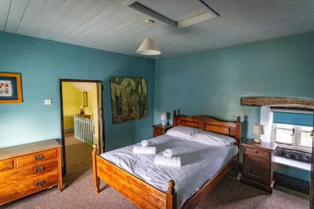 School House; cosy cottage, hot tub, Peak District