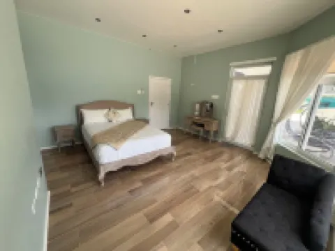 Crystal Resort. 5 mins from beach, 15 Mins to Ocho Rios Centre , Secure, CCTV.