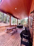 Three level cabin with Hot Tub