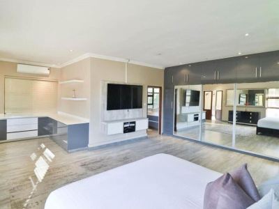 Spacious 6-bedroom house with swimming pool, WiFi and AC in Sandton.