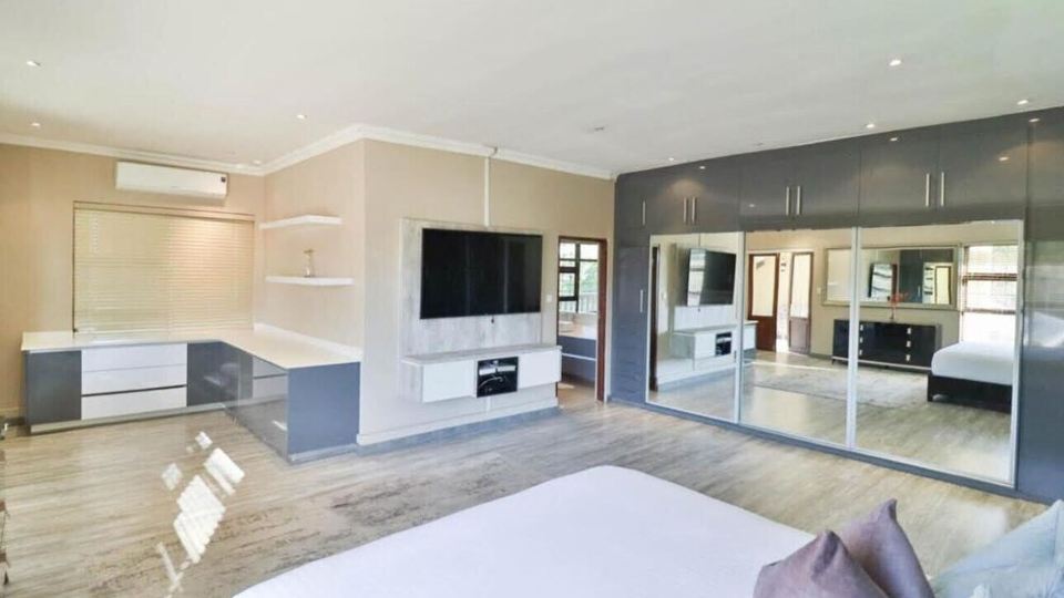 Spacious 6-bedroom house with swimming pool, WiFi and AC in Sandton.