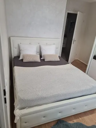 Cosy 2-bedroom apartment, parking available and 20 minutes by train from central Paris. Отели в г. Ле-Блан-Мениль