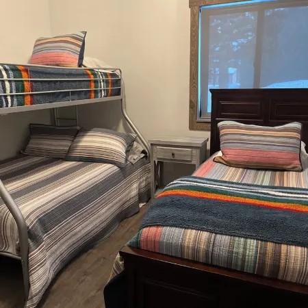 Cozy 3-bedroom cabin in tranquil Donnelly with WiFi, AC