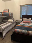 Cozy 3-bedroom cabin in tranquil Donnelly with WiFi, AC