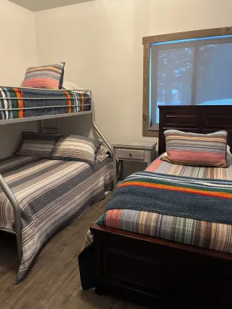 Cozy 3-bedroom cabin in tranquil Donnelly with WiFi, AC