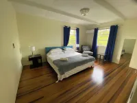 Spacious 6-bedroom house in lovely Christ Church with WiFi, AC - โฮมสเตย์