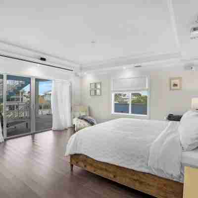 KEY LARGO 5 Bed Waterfront STUNNER with Elevator, Pool & Dock mins to the Reef Rooms