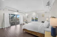 KEY LARGO 5 Bed Waterfront STUNNER with Elevator, Pool & Dock mins to the Reef - 4-Star