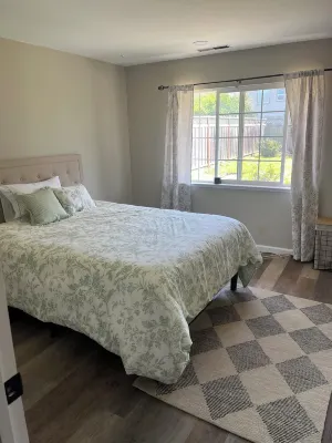 Quaint 3-bedroom house fenced yard firepit, WiFi HalfMoonBay 3 blocks from beach