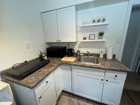 Charming 1-bedroom home near Lakeview Park & Beach