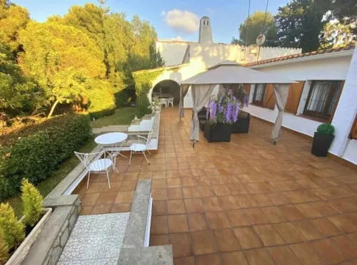 Villa Mediterránea con Piscina Cerca a la Playa