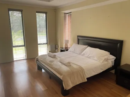 Couples Riverside Retreat ( sleeps 2)