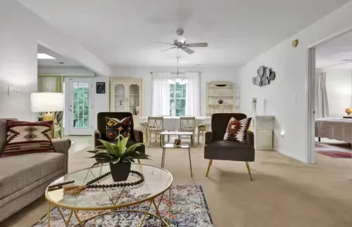 Charming 2-bedroom house with WiFi, AC in Center Point 센터 포인트 호텔