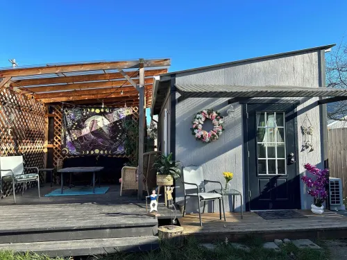 Charming tiny house in lovely Lowell with AC, WiFi, fenced in private space - 3성급