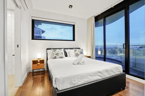 3 Bedroom Apartment 5 mins walking to Westfield Doncaster Hotels in Doncaster