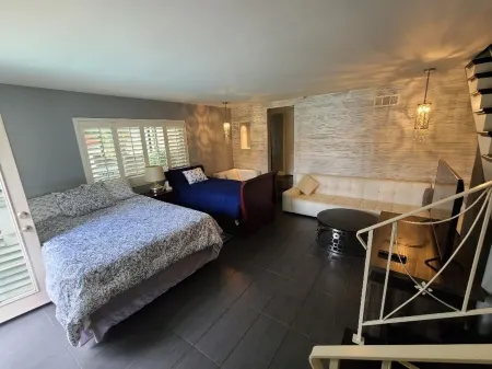 Private Studio w/ Full Bath, Glendale GEM