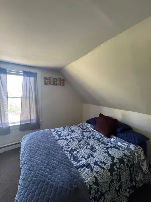 Spacious 4-bedroom apartment with AC, WiFi in charming Plattsburgh 普拉茨堡住宿飯店