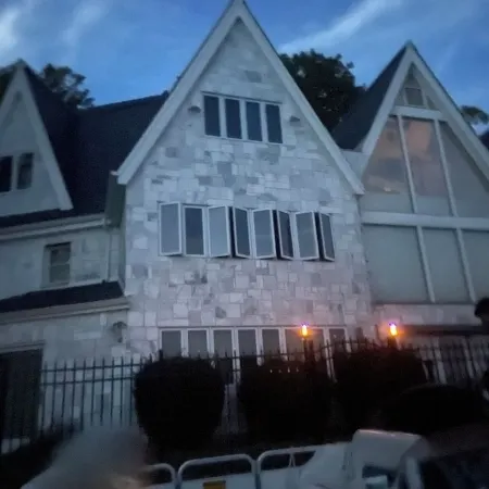 Spacious 5-bedroom country marble chateau in charming Fair Haven Отели в г. Каслтон
