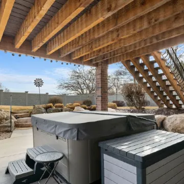 Spacious 2BR Basement Suite w/Hot Tub, Theater, Full Kitchen. Near UVU/BYU