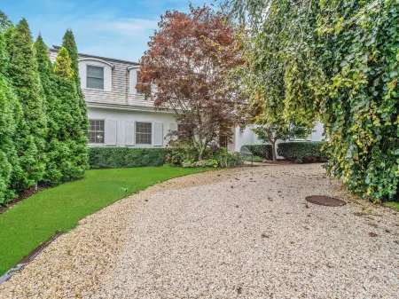 Charming 5-bedroom home.  AC and WiFi,swimming pool. walk to town and beach