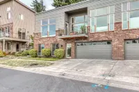 Mt. Adams View, Trails, River View, Pets OK, Walkable to Downtown